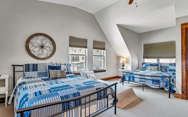 Rockwood Lake Lodge 7 Bedroom Home by RedAwning