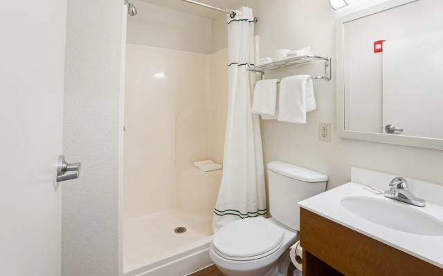 HomeTowne Studios by Red Roof Detroit - Livonia