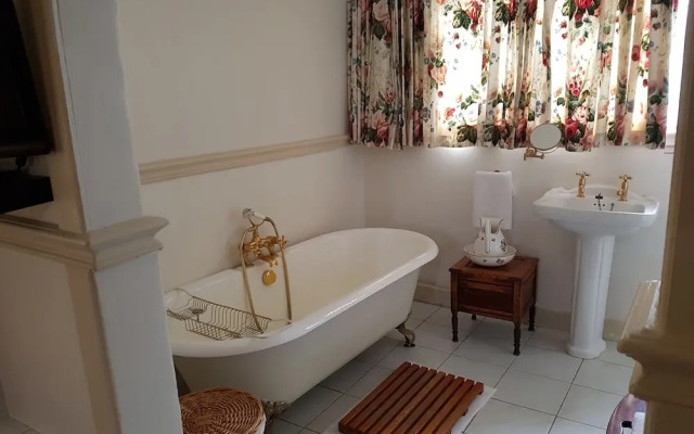 Sherwood's Country House