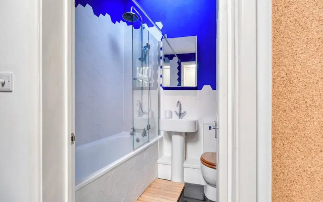 Stylish 2BD with Private Garden & Sauna