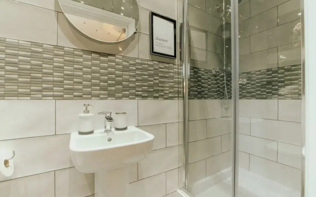 Chic & Cheerful 1bedroom in Historic Building