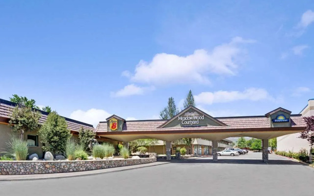Super 8 by Wyndham Meadow Wood Courtyard