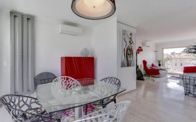 Wonderful fully renovated 2BR on the last floor.