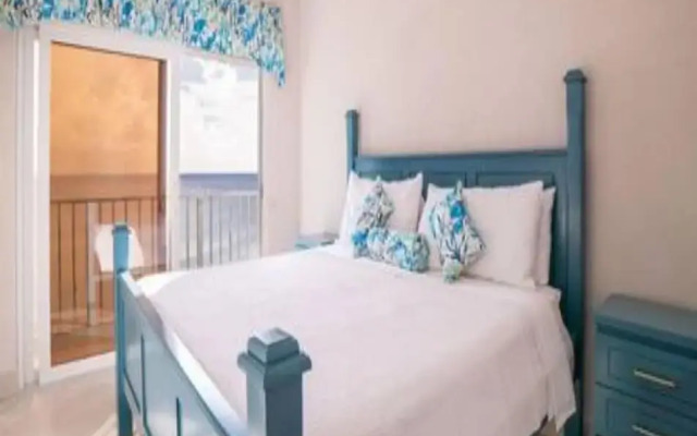 Villa Francoise - 4 Bedroom Beachfront w Pool