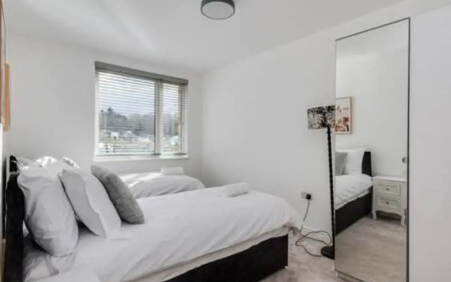 Stylish 4-br House With 3 Ensuite Free Parking