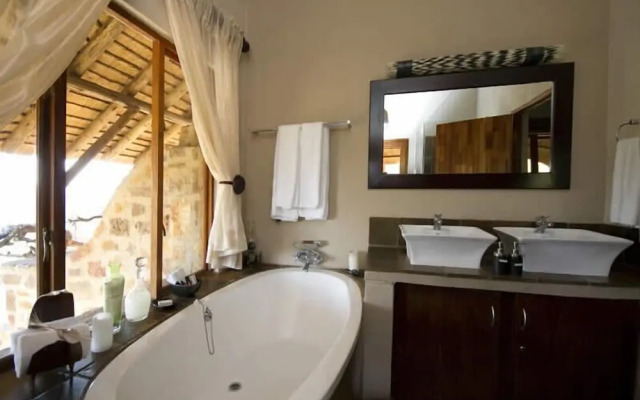 Umzolozolo Private Safari Lodge