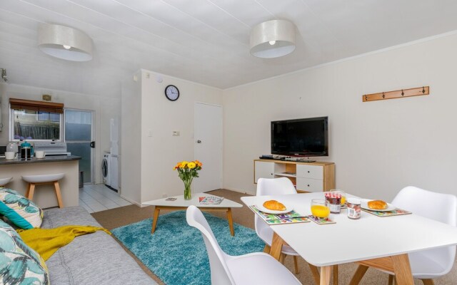 Super 2 bed flat in Remuera