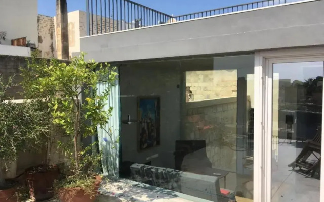 Spacious 1BR Penthouse With a Rooftop Terrace