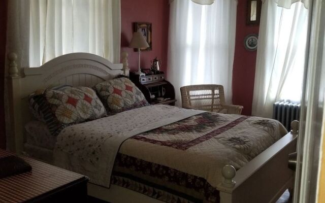 Hatfield McCoy House Inn