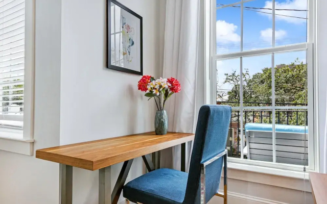 Amazing 4BR w Balcony by Hosteeva