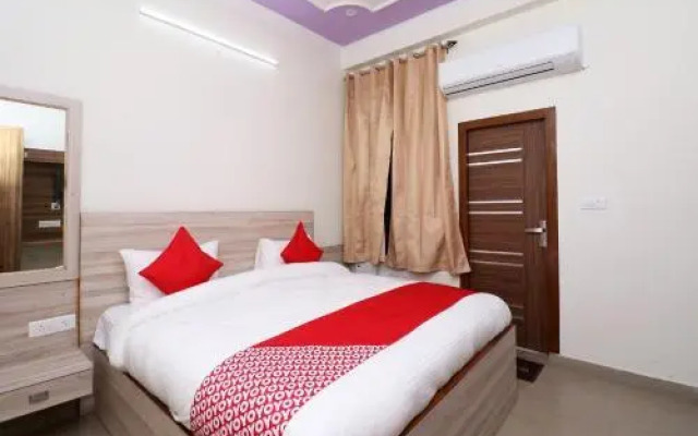 Oyo Flagship 700768 Divine Hotel