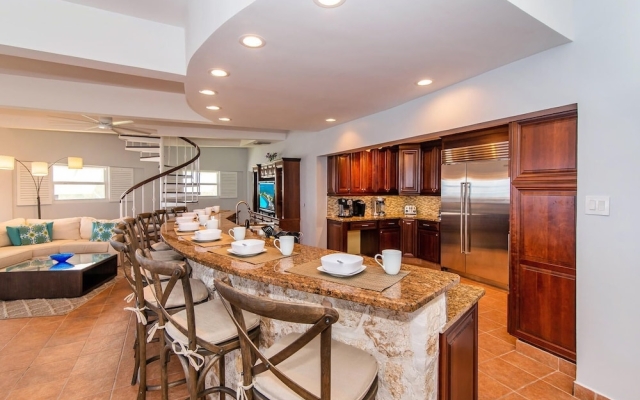 Cayman Castle & Guesthouse