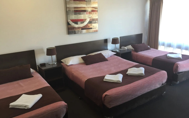 Ploughmans Motor Inn