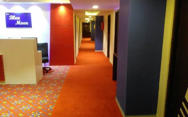 Hotel Blue Moon by Sky Stays