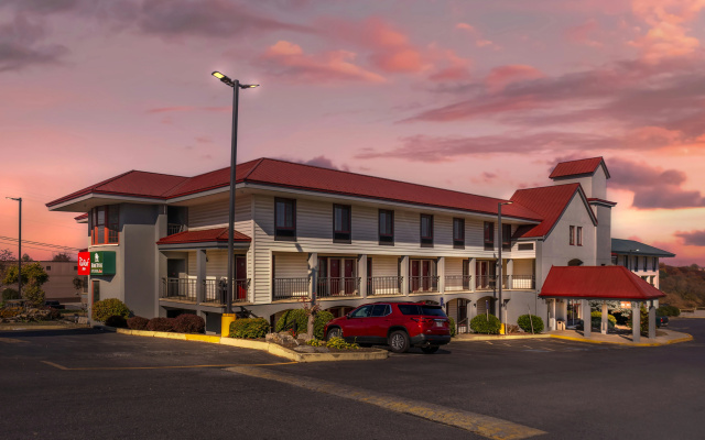 HomeTowne Studios by Red Roof Lancaster