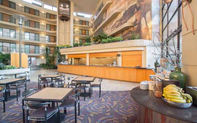 Embassy Suites by Hilton Phoenix Biltmore