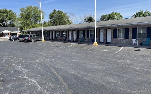 Budget Host Three Crowns Motor Lodge