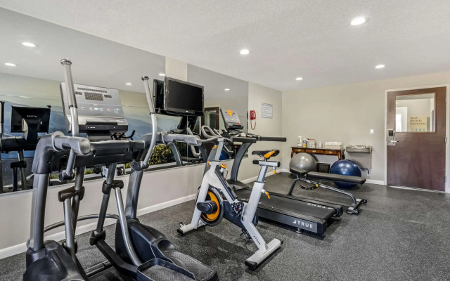 Clarion Pointe Staunton East