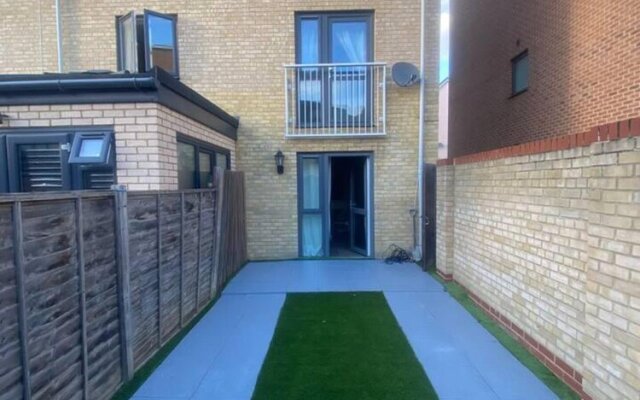 Lovely 4 Bedroom Home With Private Parking