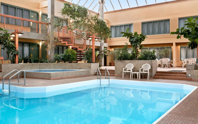 Travelodge by Wyndham Winnipeg East