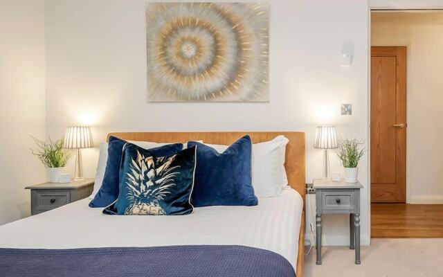 Beautiful Central Windsor Apartment