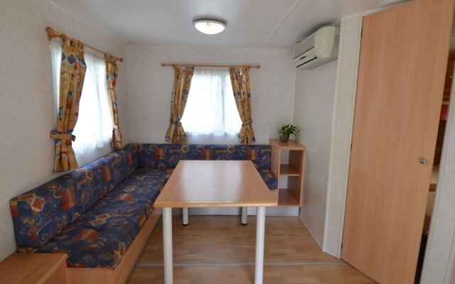 Comfy Chalet with Terrace near Sea