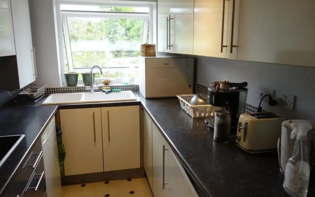 NEW Cosy 2 Bedroom Flat on Englefield Green