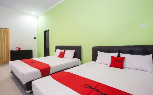 RedDoorz Plus @ Raya Sengkaling