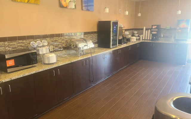 Dothan East Inn & Suites