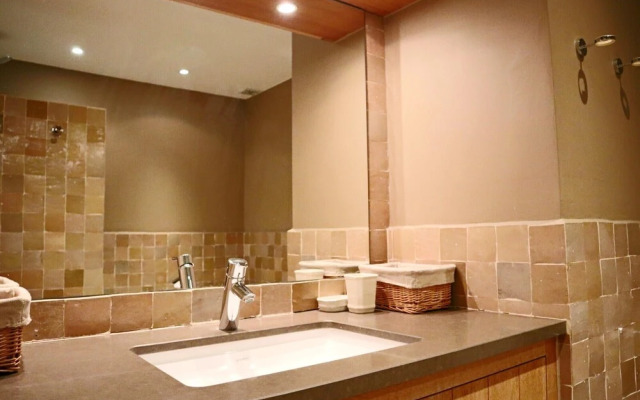 Seaside Comfort With Parking