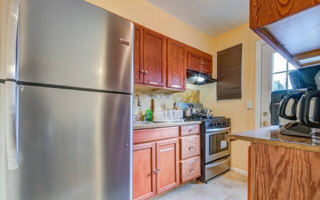 Modern Townhouse w/ Pool Table by Cozysuites