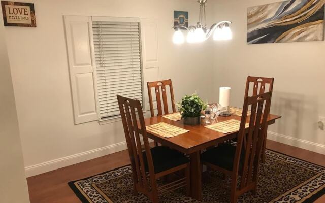 Room in House - Executive Private Room w Bath Near Shopping