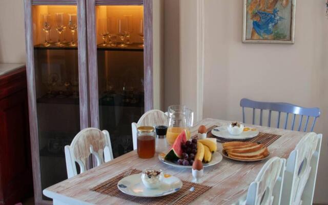 Marys Art and Cultural House 100meters from the beach