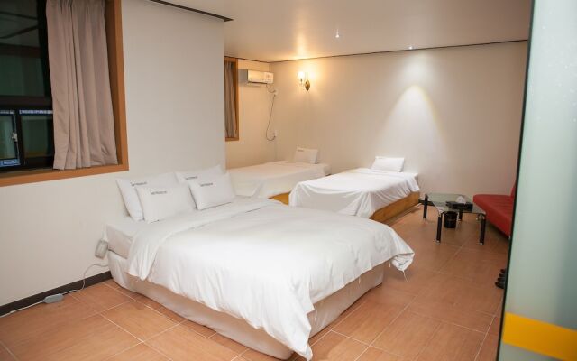 Maum Hotel and Backpackers