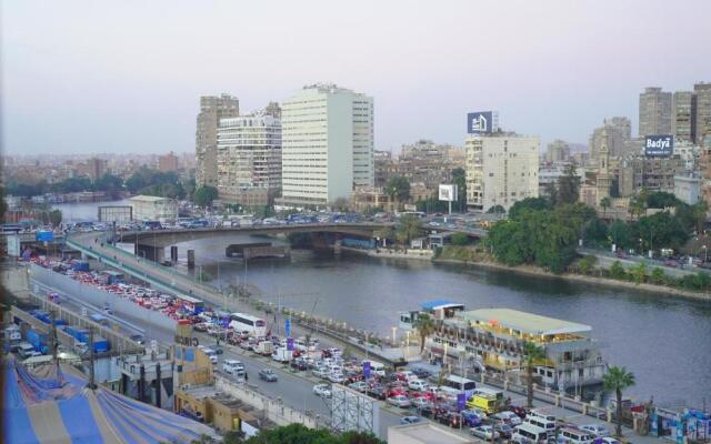 Spacious 2 Bedroom Apt Viewing the Holy Nile