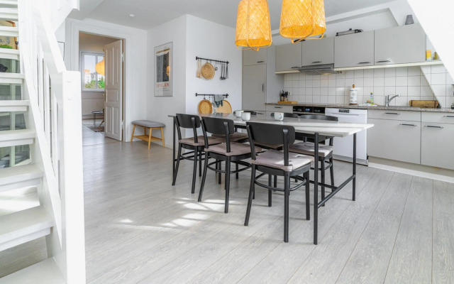 Hafenkoje mit Blick über Hafen und Altstadt