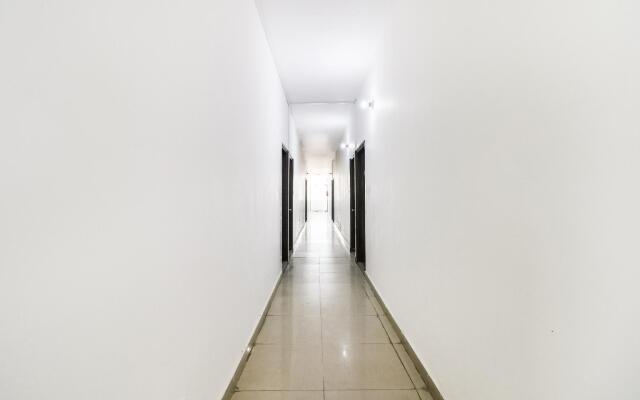 OYO 37833 Hotel Safe Stay