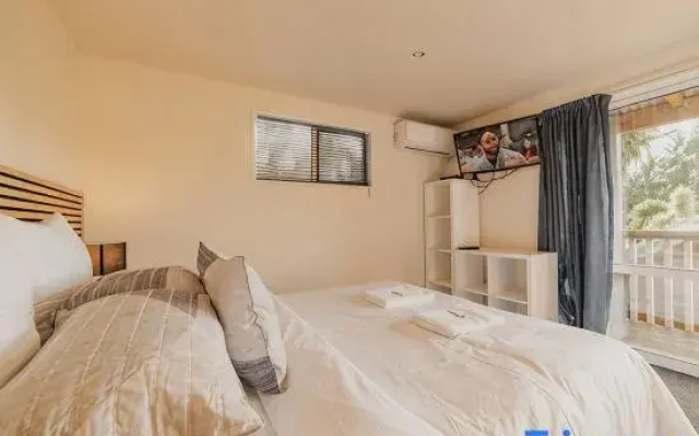 Eclipse Suite for 3 - Parking, Kitchen