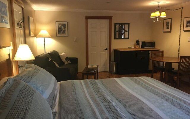 Canadian Rockies Inn - Adults only