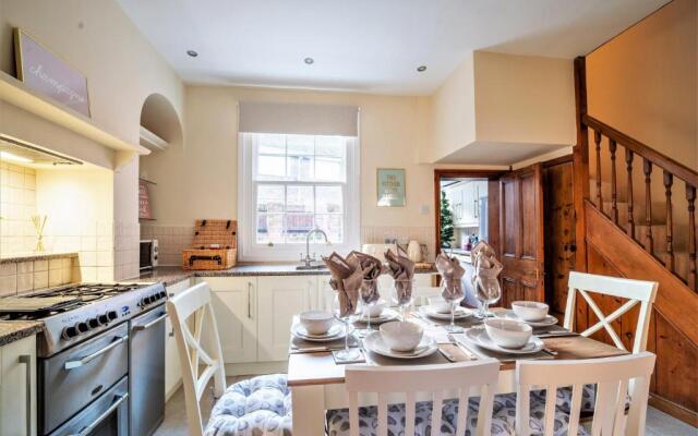 The Cottage in Chester, Sleeps 6 with FREE Parking