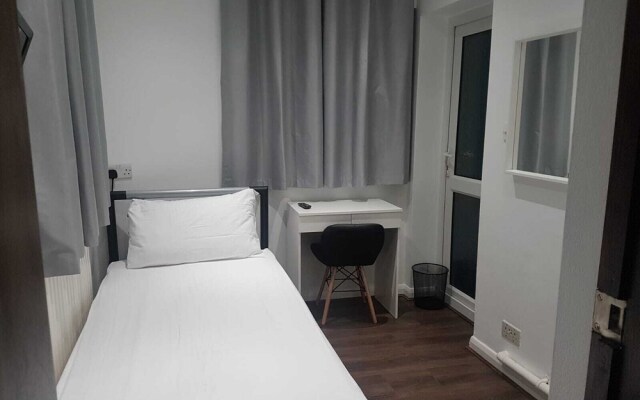 Newly refurbished home near Whitton station