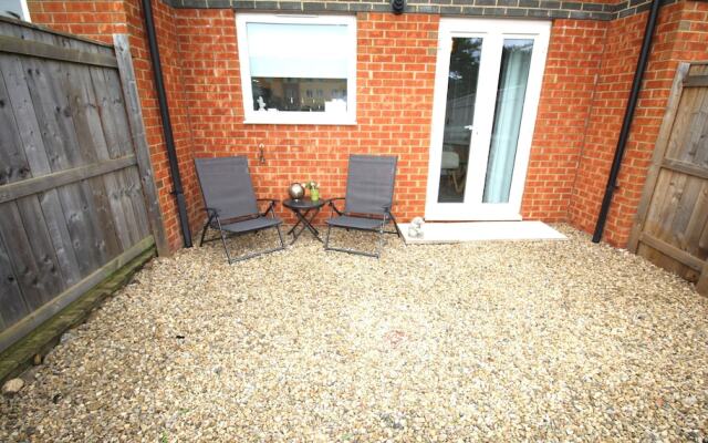 2 Bed House - Large Garden - Fully Refurbished