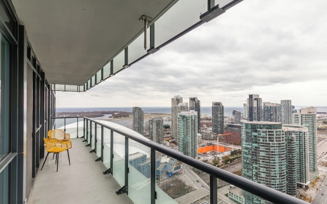 Simply Comfort. Modern Downtown Apartment