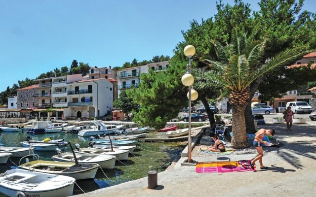 Beautiful Apartment in Drvenik With Wifi