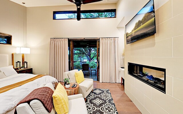 Chic Lake Travis W/pool, Lazy River & Marina 1 Bedroom Cabin