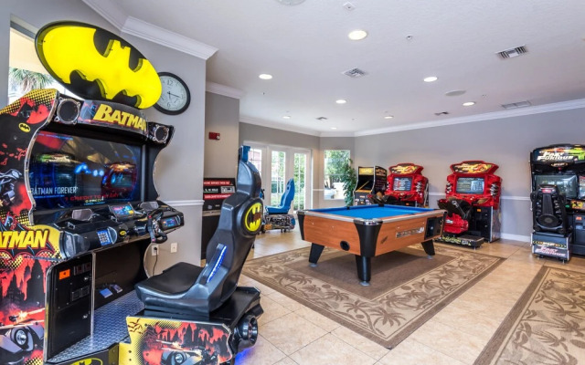 Altavista Lakeview 3 Bedroom Condo by RedAwning