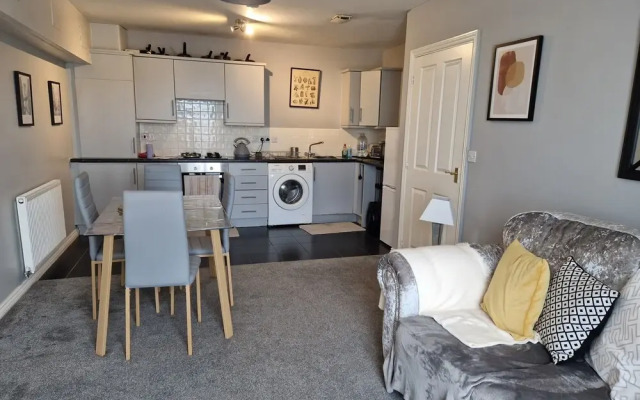 Stylish 2-bed Apartment - Sleeps 4, Parking & Wifi