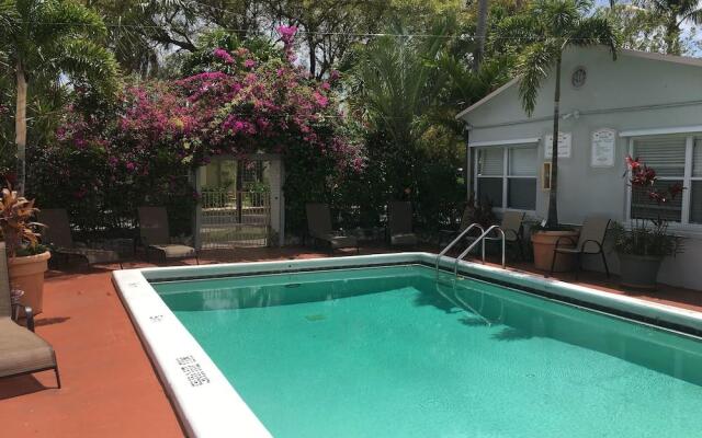 Richards Motel Courtyard