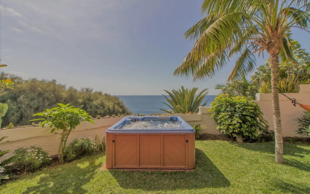 Villa in protected space in front of the sea