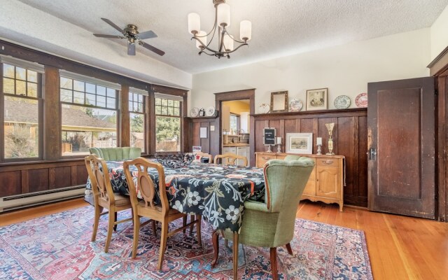 Rockwell Retreat 4 Bedroom Home by NW Comfy Cabins by RedAwning